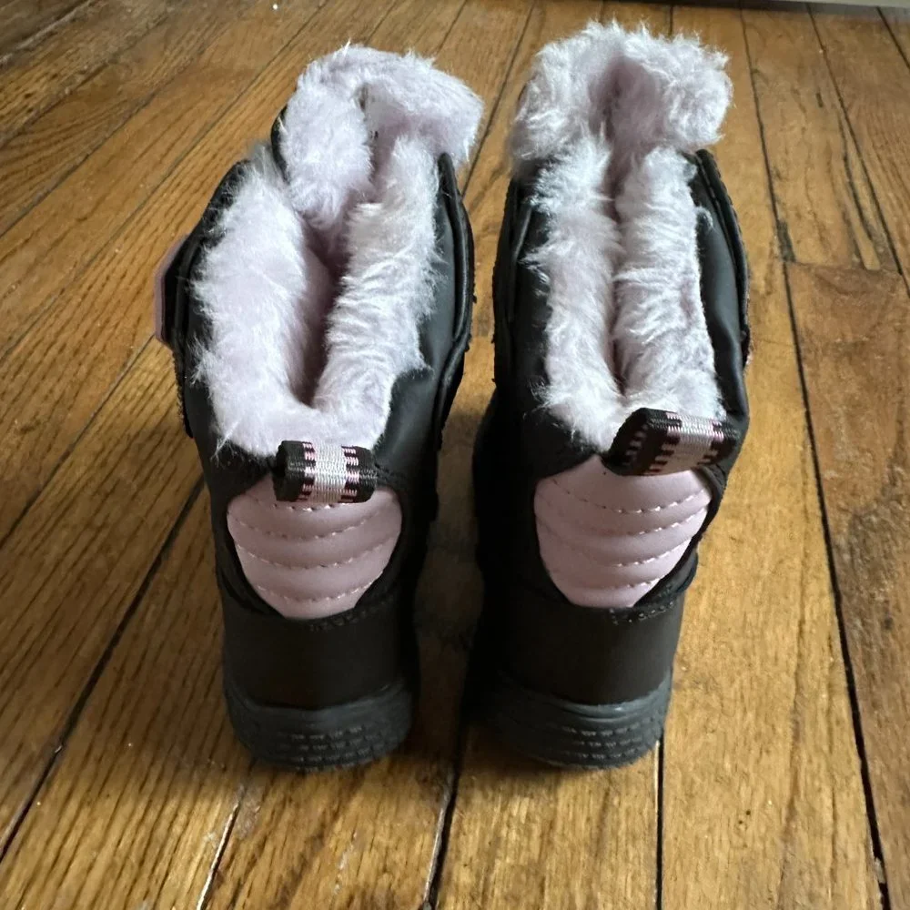Like NEW Bass Toddler Girls Black Winter Snow Boots with Light Pink Accents Sz 6
